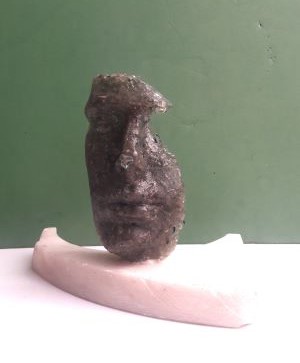 ESCULTURA MISTA (MARMORE,RESINA,BOCADOS DE VIDRO PARTIDO DE CARROS) 26X20X14cm - ROSTOS DE SER  -250 Euros